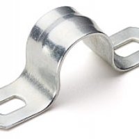 Скоба метал 2-лапковая d21-22мм (100)