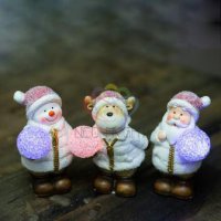 Фигурка керамическая 1LED RGB "Дед Мороз, Снеговик и Олененок" 10х9х13см 2хG13 (64)