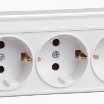 Розетка IEK Октава 3-ая бел. с/з (20/240)