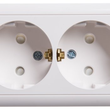 Розетка Хит 2-ОП с заземлением шторки белый (84)