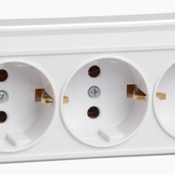 Розетка IEK Октава 3-ая бел. с/з (20/240)