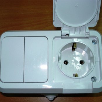 Блок Makel IP44 Выкл. 2ОП + Розетка 1ОП белый (6)