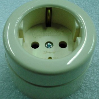 Розетка Makel накладная круглая 1-ая с/з (30)